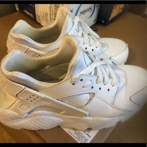 ✨NEW✨ All White Nike Huaraches